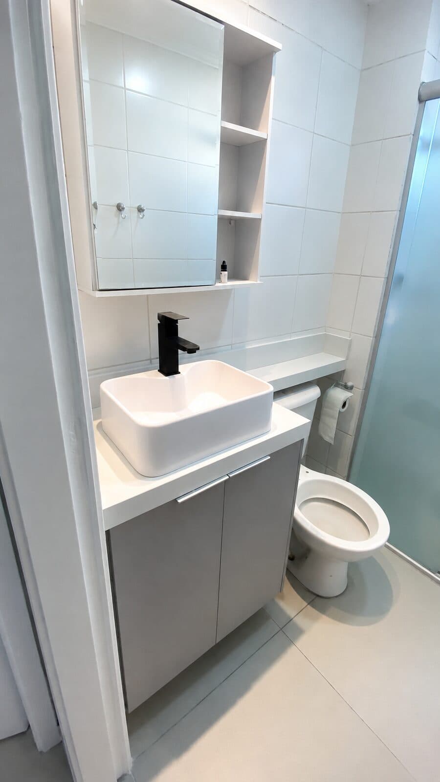 Bathroom with stone countertop and cladding — project 02