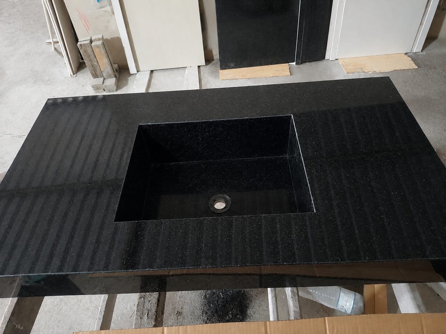 Bathroom with stone countertop and cladding — project 03