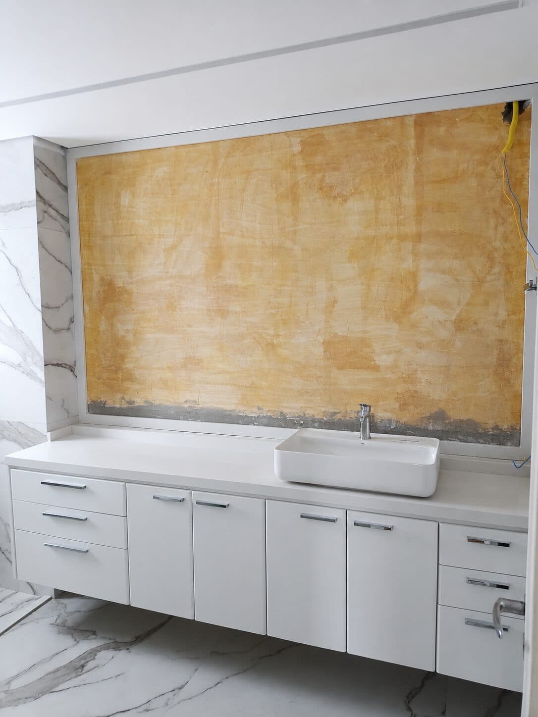 Bathroom with stone countertop and cladding — project 04