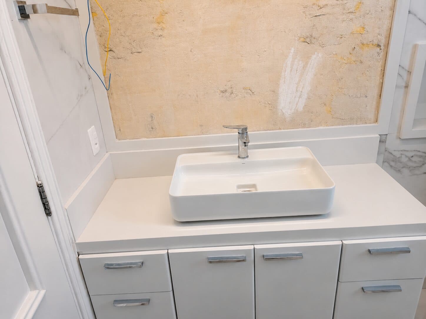 Bathroom with stone countertop and cladding — project 05