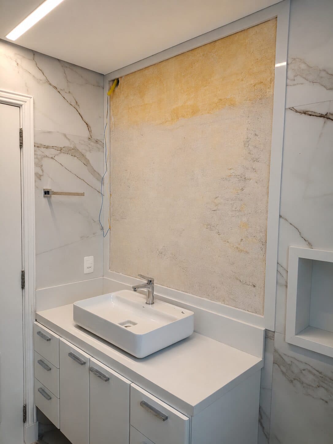 Bathroom with stone countertop and cladding — project 06