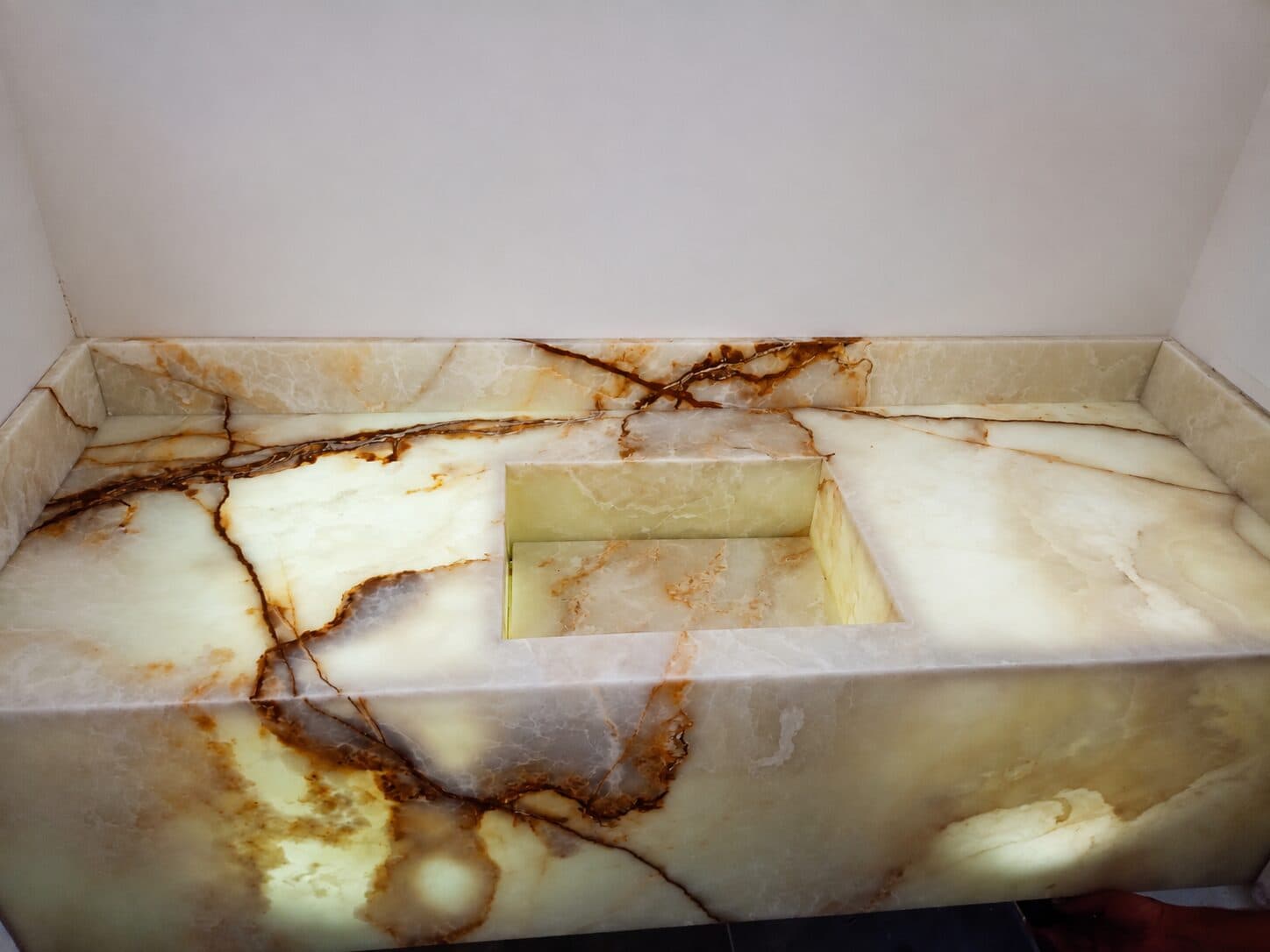 Bathroom with stone countertop and cladding — project 07