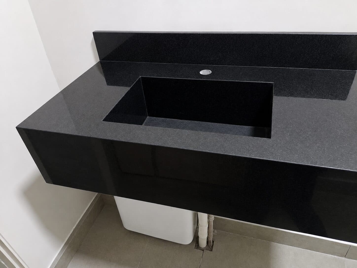 Bathroom with stone countertop and cladding — project 08