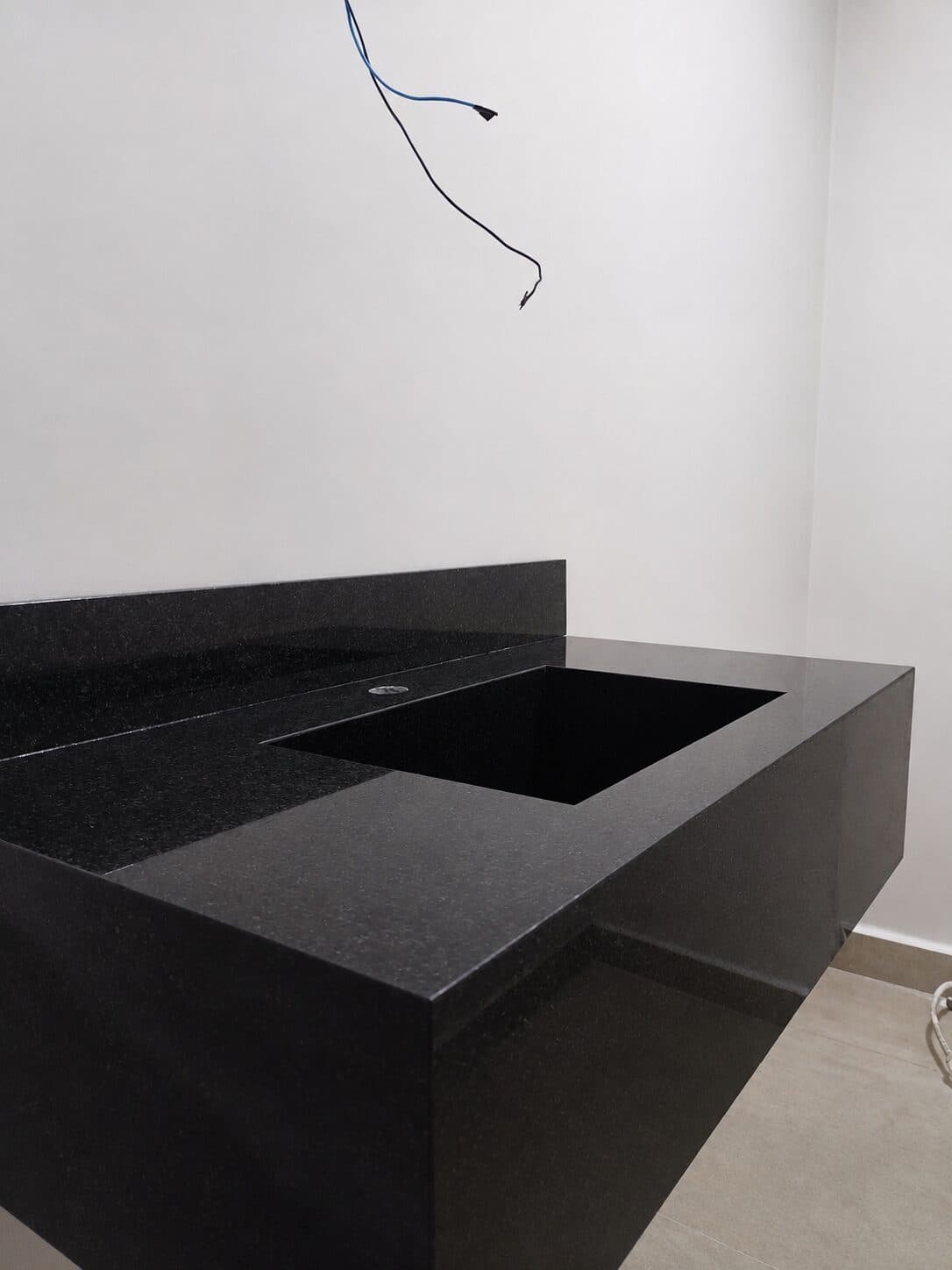 Bathroom with stone countertop and cladding — project 09