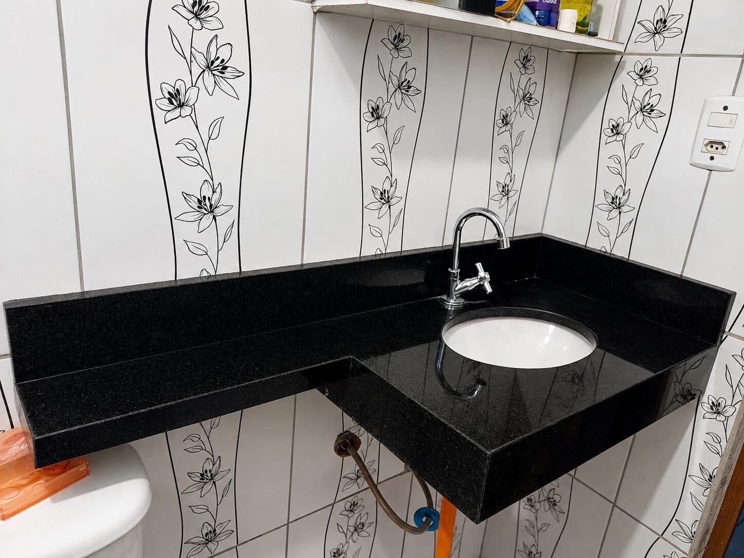 Bathroom with stone countertop and cladding — project 10