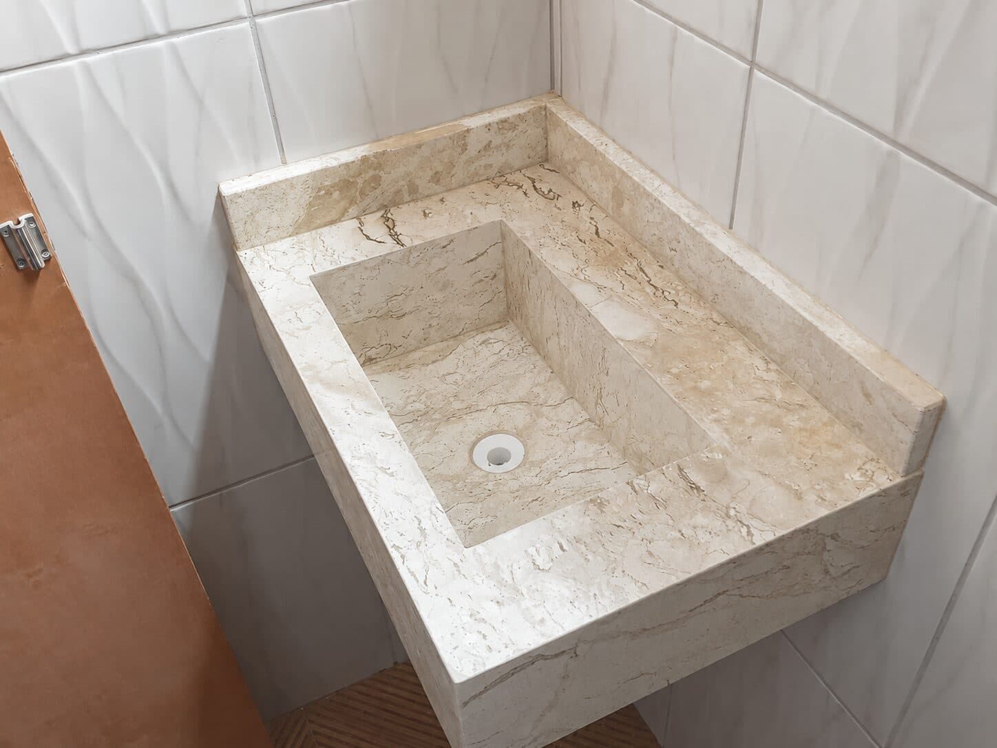 Bathroom with stone countertop and cladding — project 11
