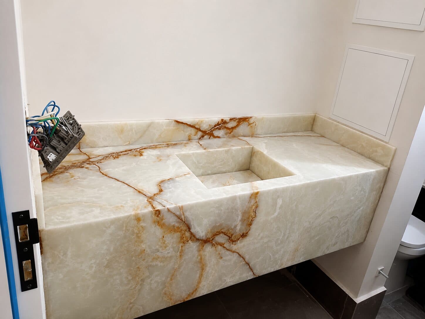 Bathroom with stone countertop and cladding — project 12