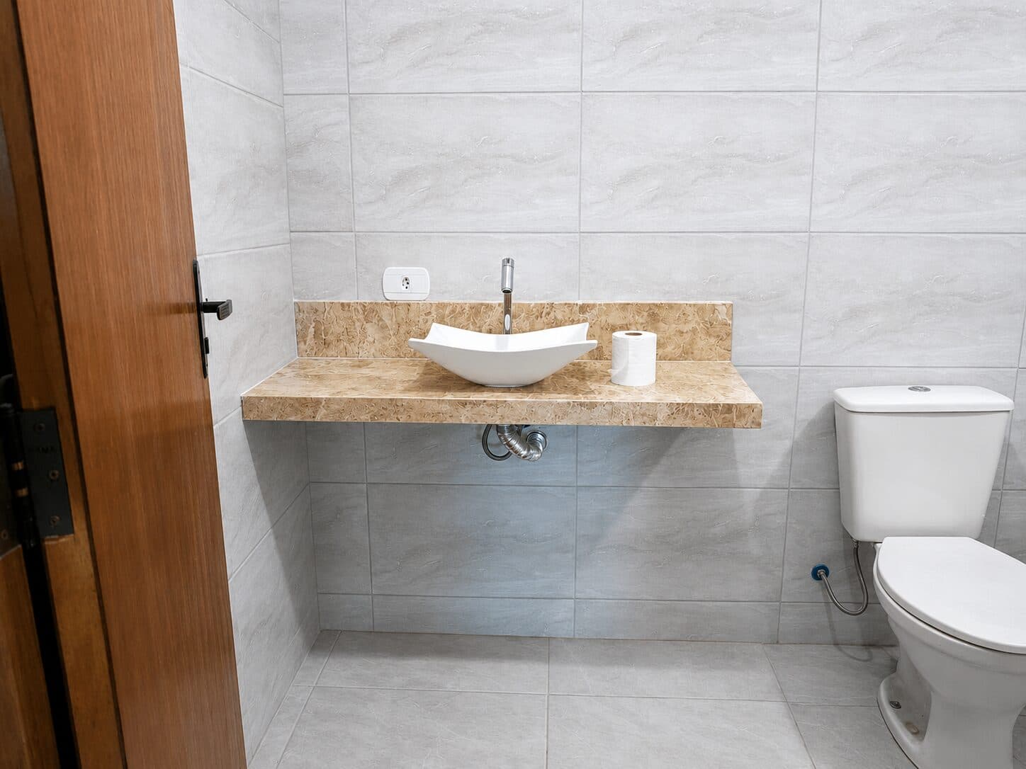 Bathroom with stone countertop and cladding — project 13