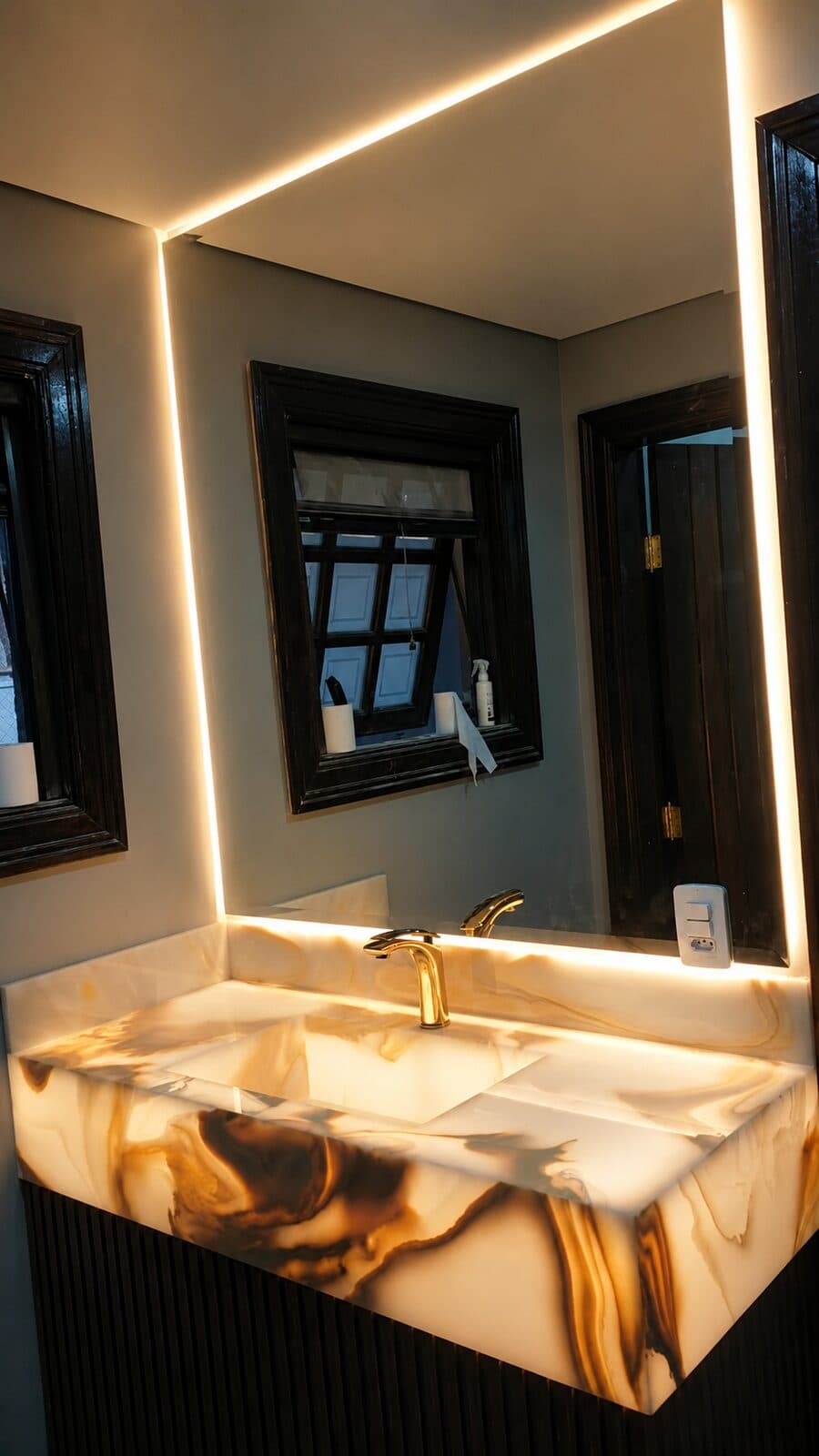 Bathroom with stone countertop and cladding — project 14