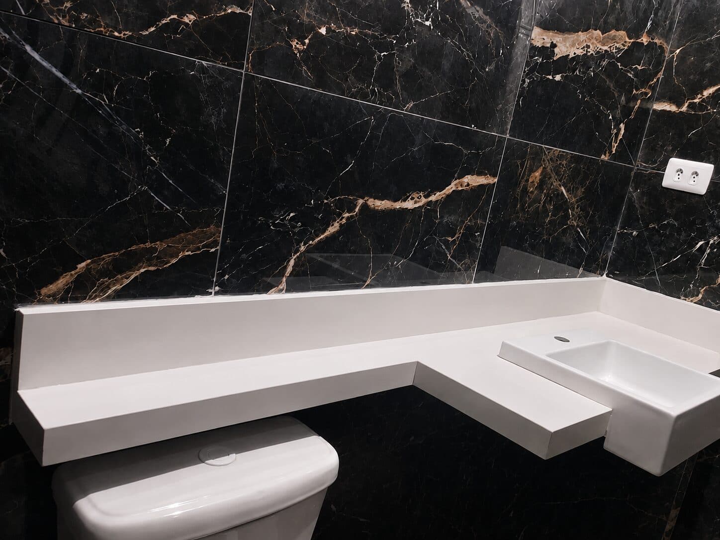 Bathroom with stone countertop and cladding — project 15