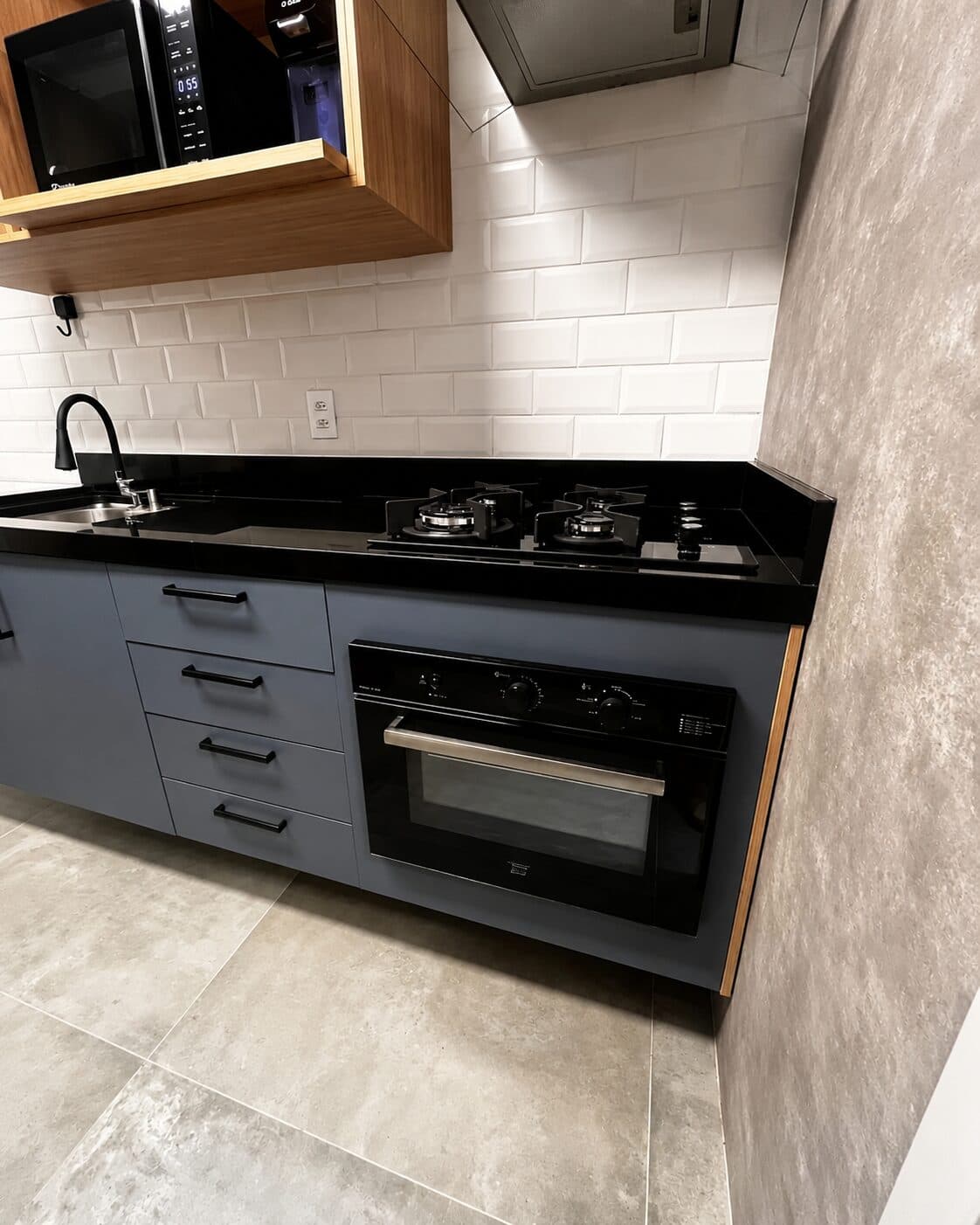 Kitchen with stone countertop and finishing — project 02