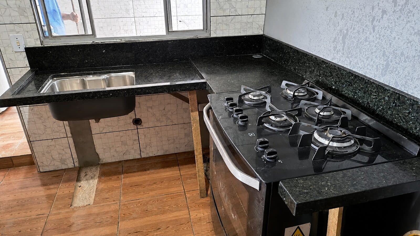 Kitchen with stone countertop and finishing — project 04