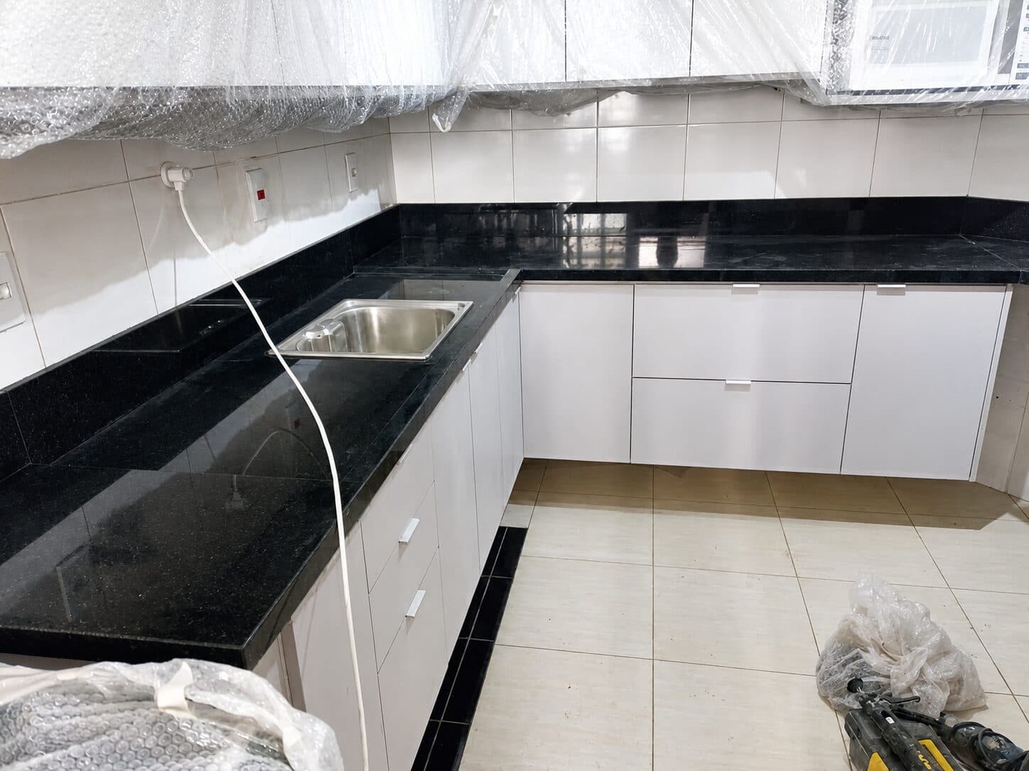 Kitchen with stone countertop and finishing — project 08