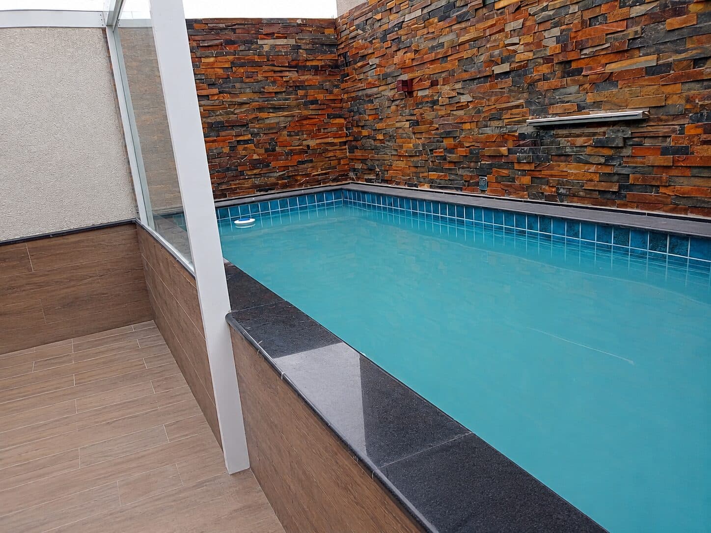 Pool edge with stone finishing
