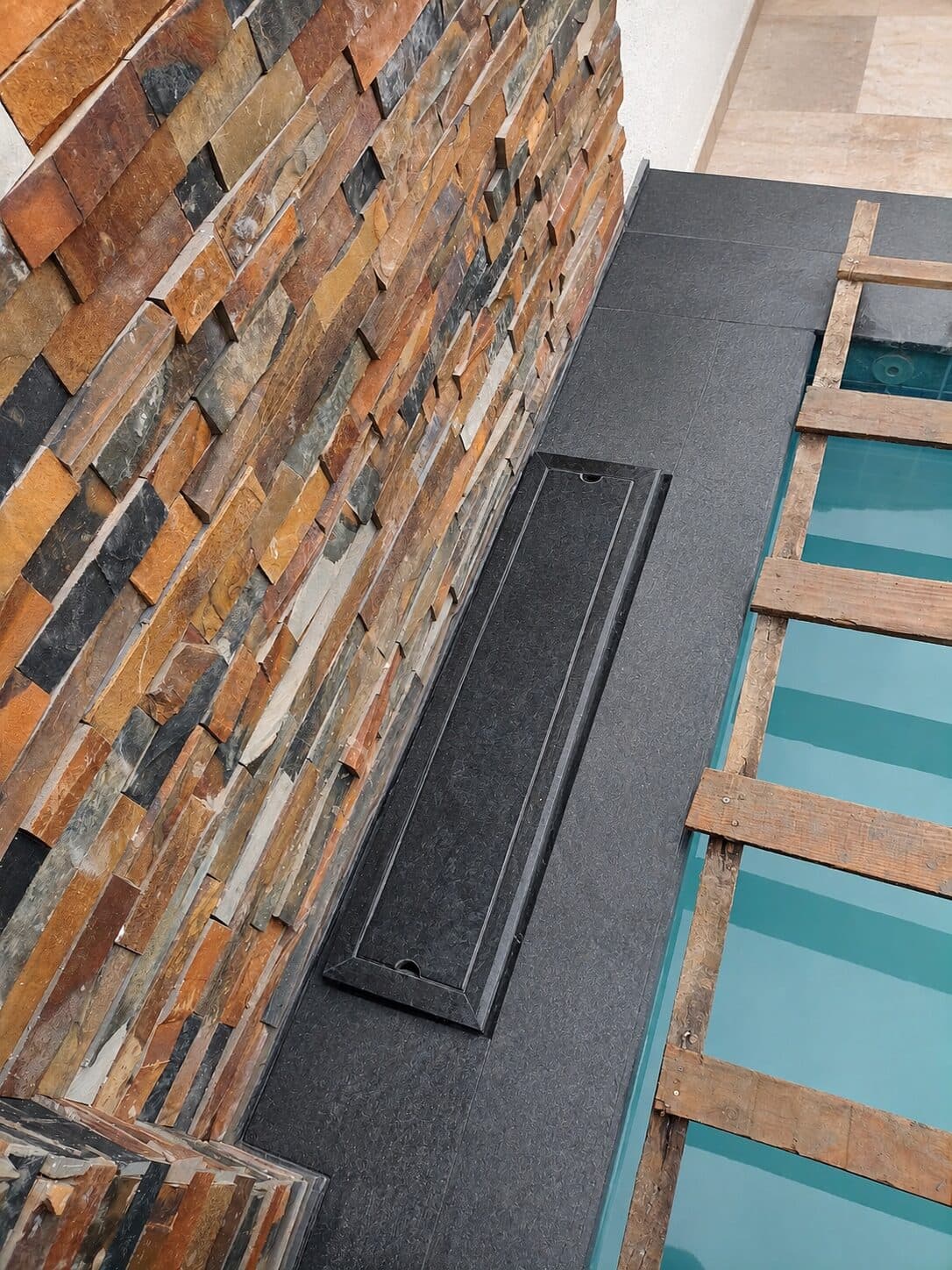 Pool edge with stone finishing — project 03